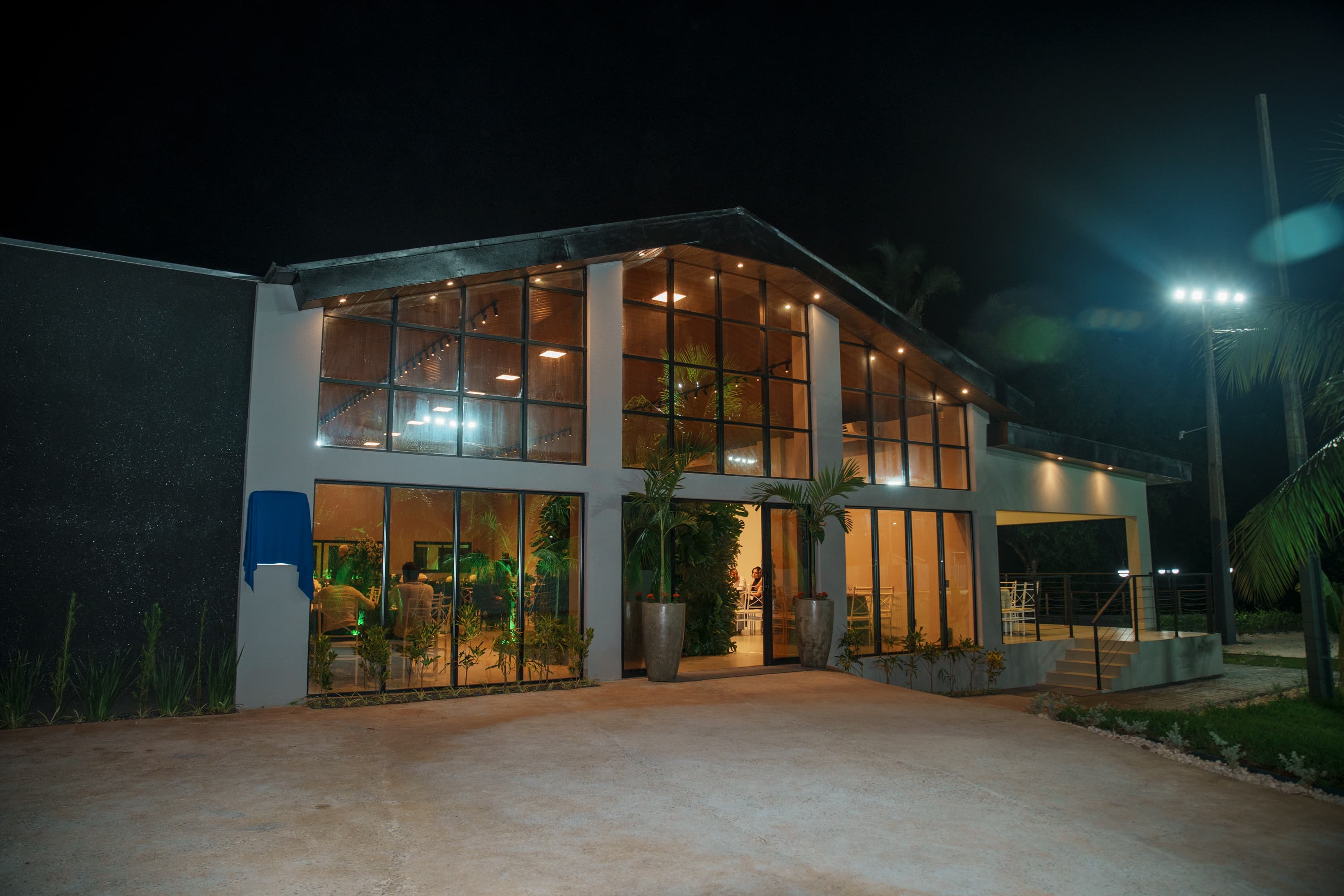 Fachada do salão de eventos à noite