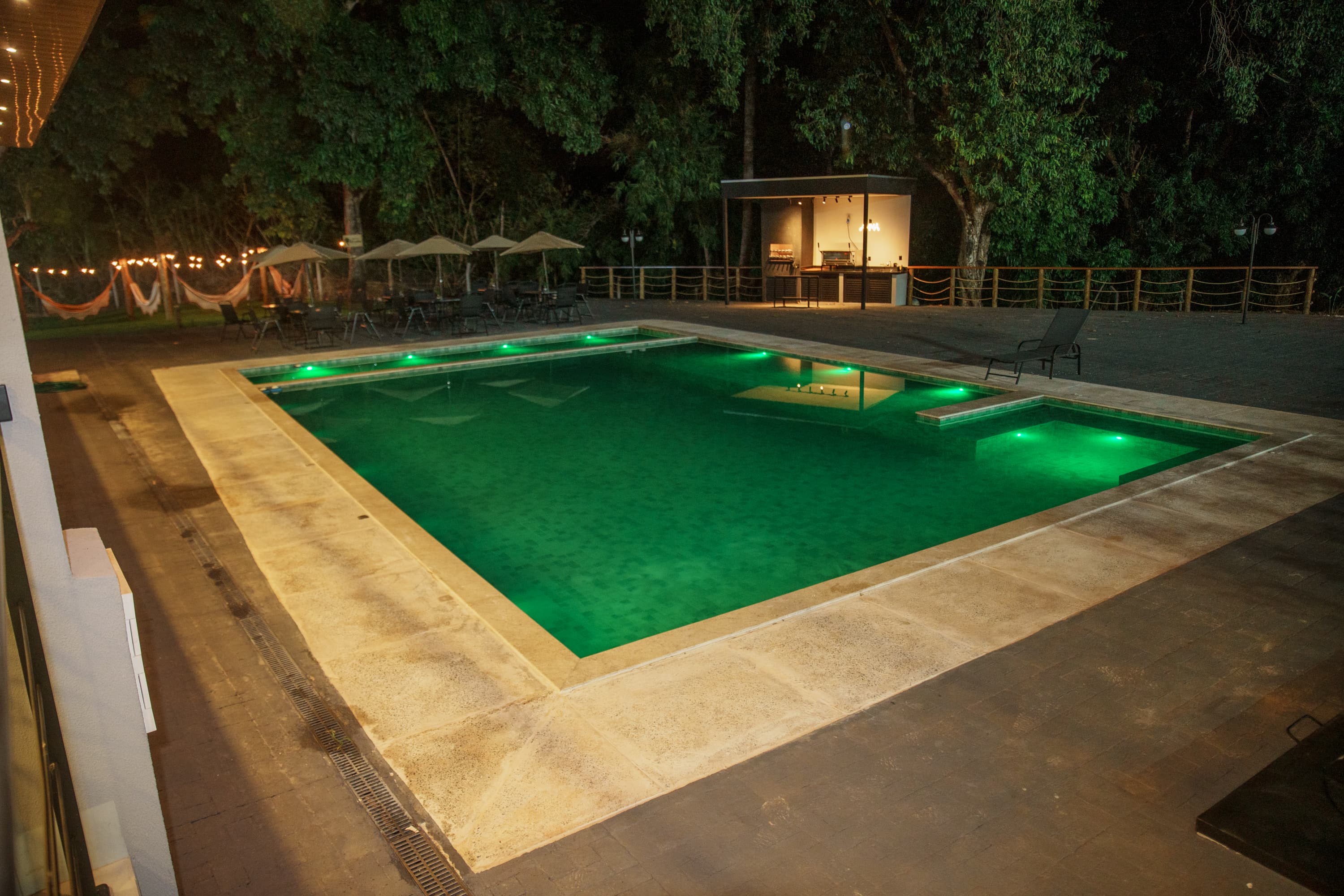 Piscina iluminada à noite